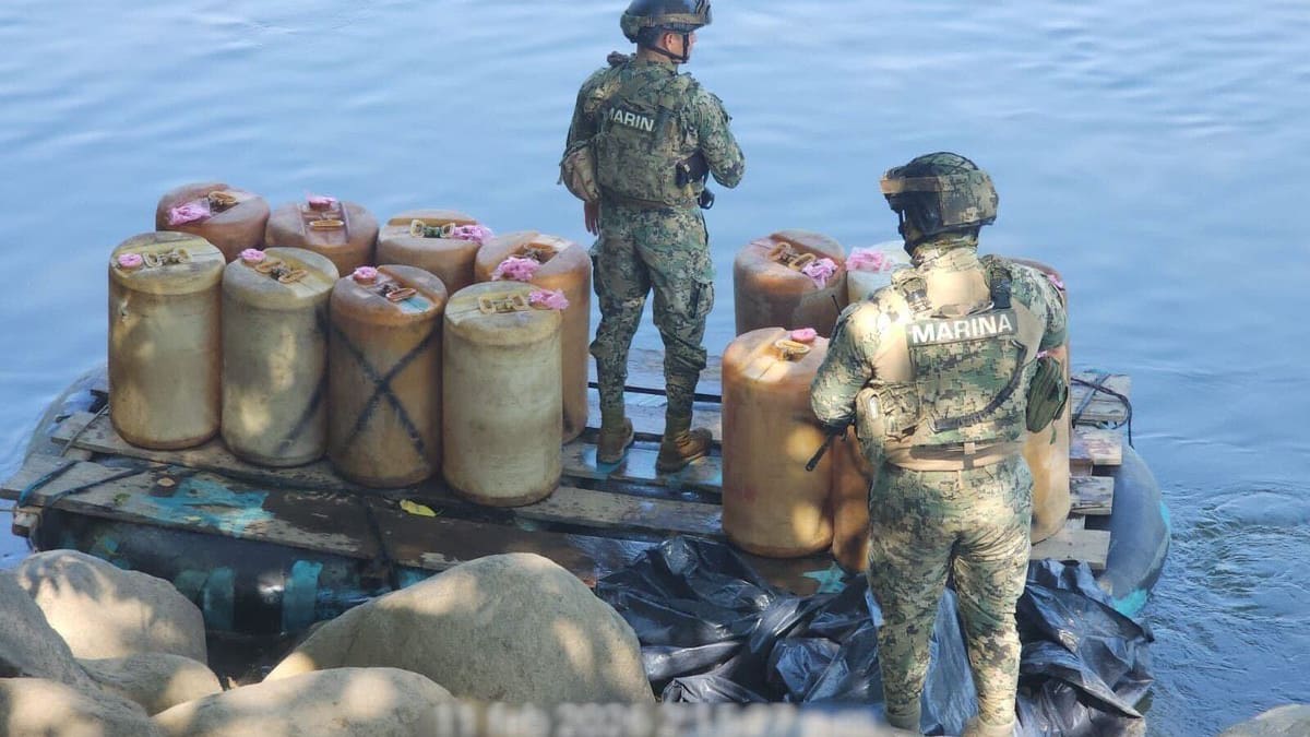 SEMAR decomisa más de 6 mil litros de combustible ilícito frente a Michoacán y detiene a tres tripulantes que no pudieron acreditar el origen legal de la carga