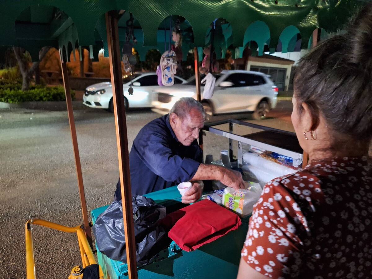 Don Gustavo empezó a trabajar desde los 11 años en una nevería y aprendió cómo hacerlas; luego emprendió su propio negocio. | Mayra Echeverría