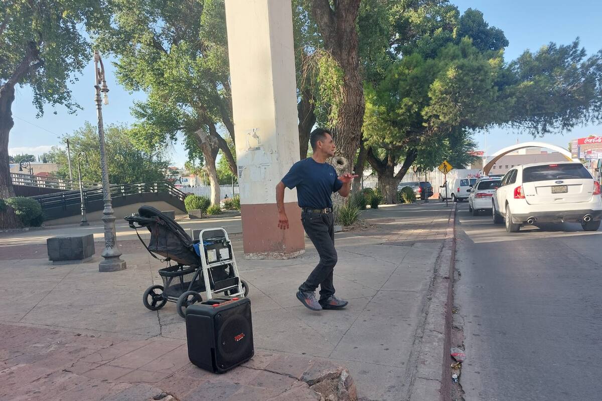 “Julio el bailador”  brinda alegría  en garita de Nogales