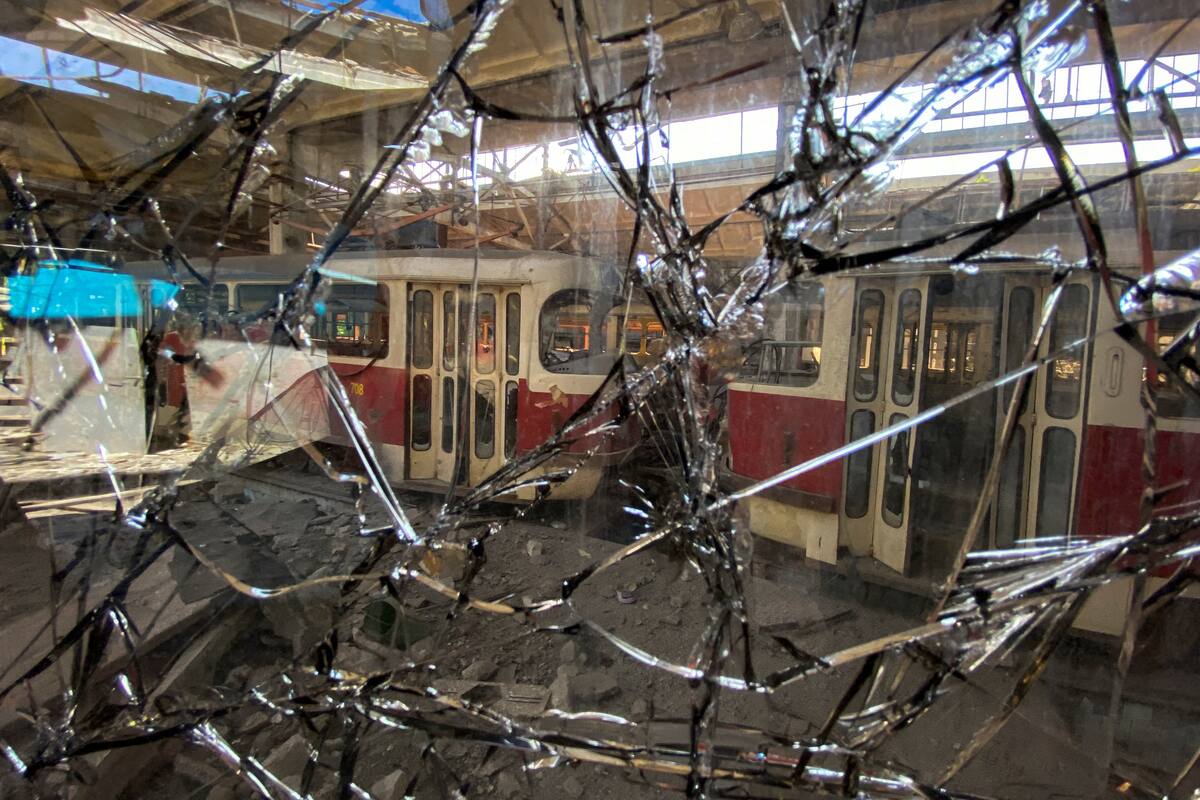 Una vista muestra un depósito de tranvías destruido por un ataque con misiles rusos, mientras continúa el ataque de Rusia contra Ucrania, en Járkov, Ucrania, el 18 de junio de 2022. REUTERS/Vitalii Hnidyi