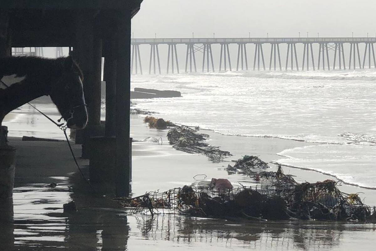 Club obstaculiza tránsito de paseantes en playa de Rosarito
