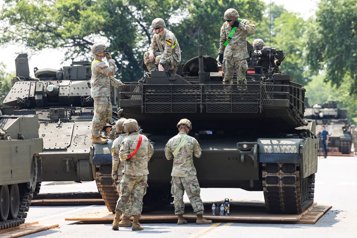 Soldados y tanques se preparan para el desfile militar de Trump en Washington. EFE/EPA/JIM LO SCALZO