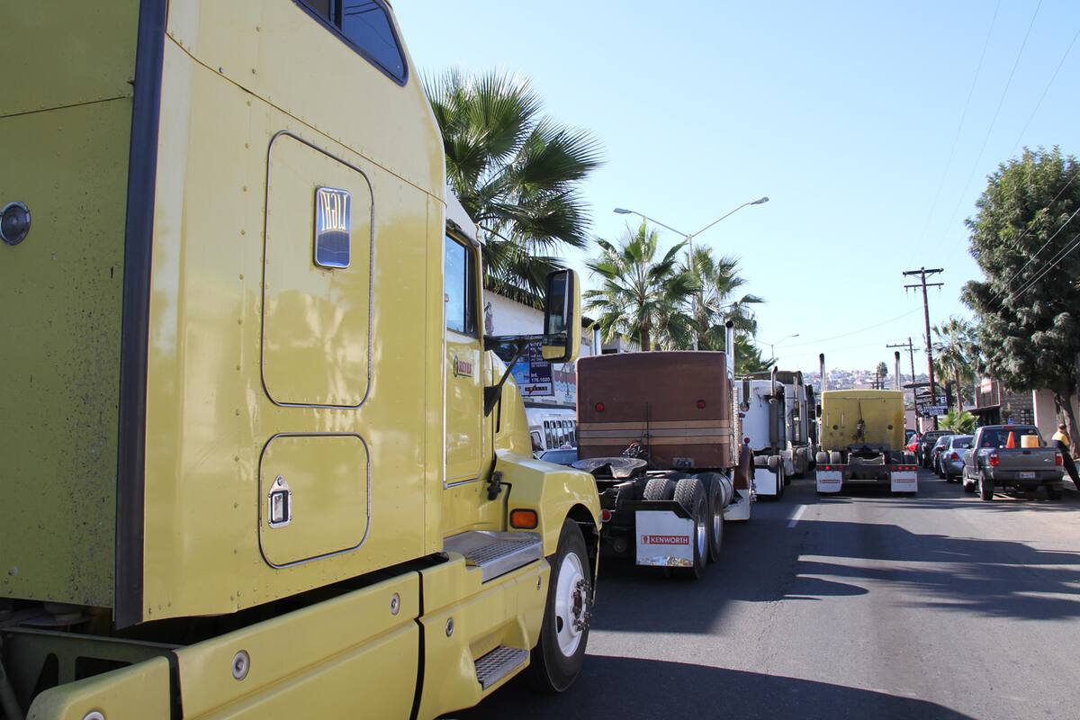 Sufren 12 mil 500 transportes de carga por tráfico en Tijuana