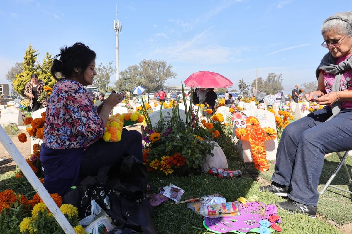Los visitantes decoraron las tumbas con flores de cempasúchil y música de mariachis para recordar a sus seres queridos. Foto: Sergio Ortiz