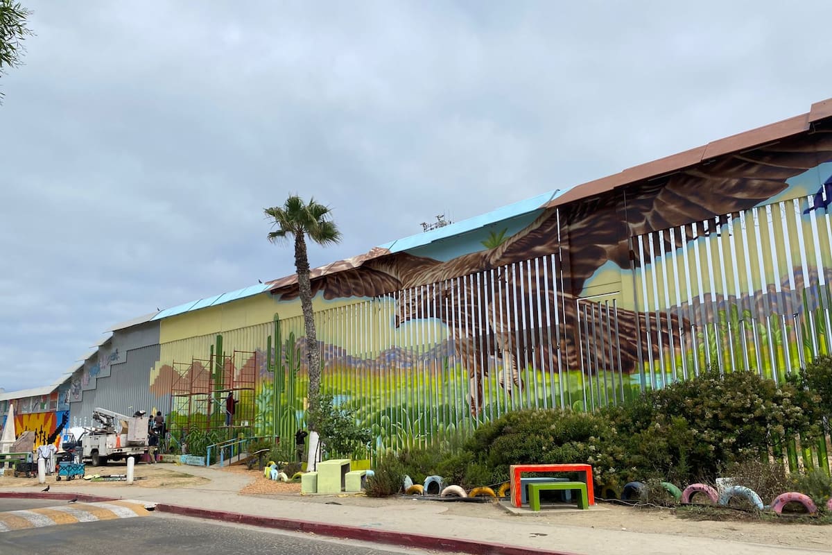 Transforman muro fronterizo en Playas de Tijuana con mensaje de unidad