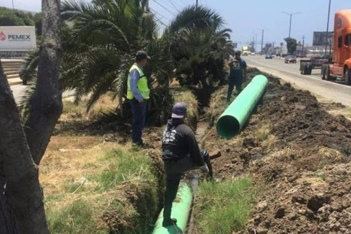 Realizan obra de reparación en colector de aguas residuales