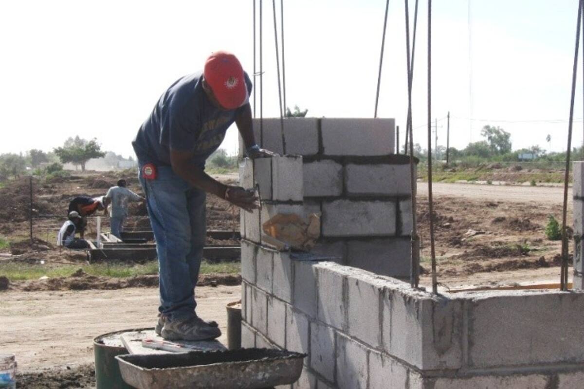 Infonavit entrega los primeros créditos para construir en terreno propio