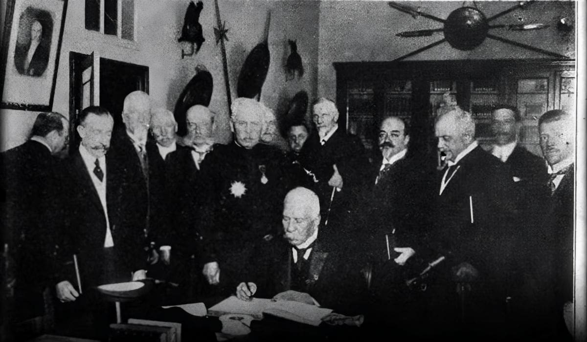 Porfirio Díaz y Gustave Léon Niox a su derecha en el Hotel de Los Inválidos, en 1911 (foto: INAH) / Imagen: Infobae
