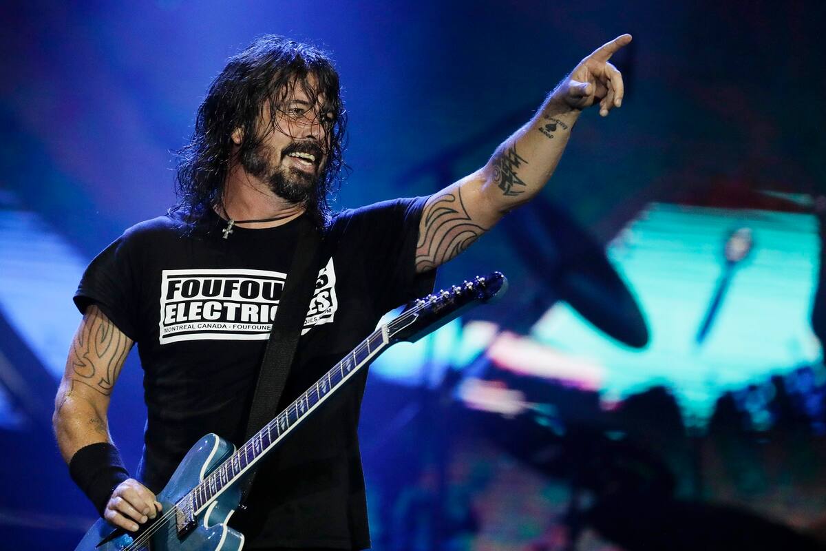 ARCHIVO - En esta foto del 29 de septiembre de 2019, Dave Grohl, de la banda Foo Fighters, toca en el festival de música Rock in Rio, en Río de Janeiro, Brasil. La banda será incorporada al Salón de la Fama del Rock & Roll el 30 de octubre de 2021. (AP Foto/Leo Correa, Archivo)