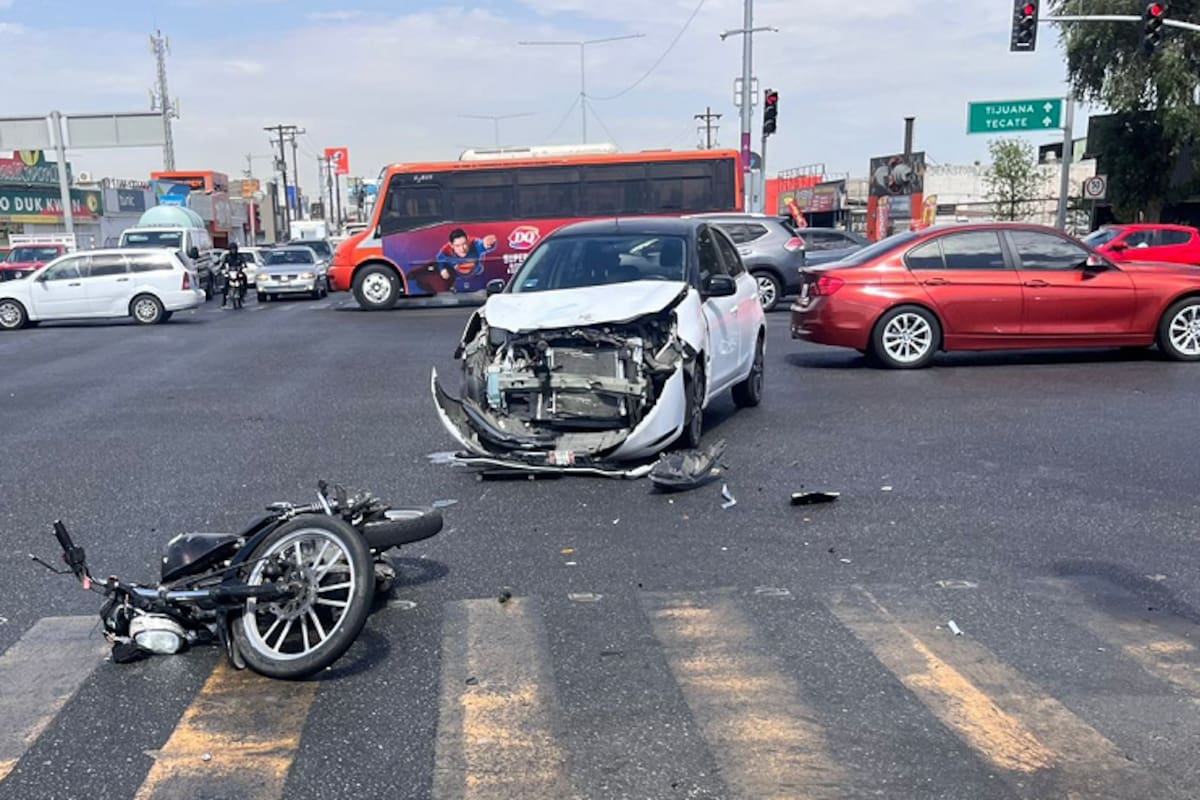 Motociclista resulta lesionado tras choque en cruce de Lázaro Cárdenas y Anáhuac