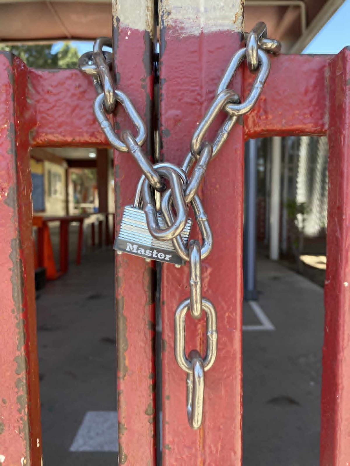 Trabajadores de la Secundaria Técnica No. 20 suspendieron actividades para exigir personal y una dirección efectiva, al denunciar vacantes sin cubrir y falta de respuestas. Foto: Cortesía.