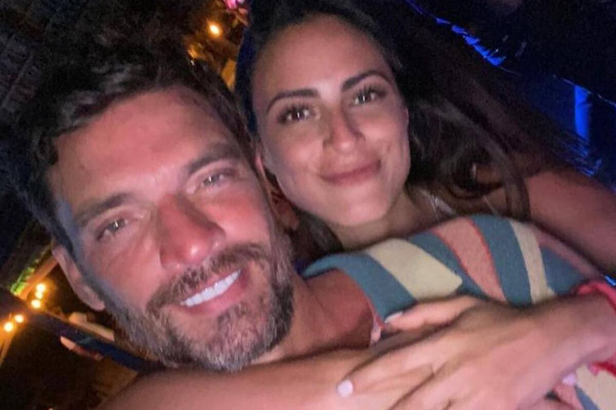 Julián Gil luce muy enamorado en sus redes sociales
