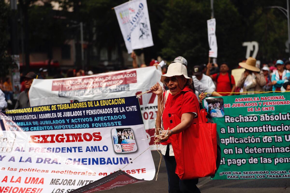 Profesores marchan en Ciudad de México exigiendo mejoras laborales