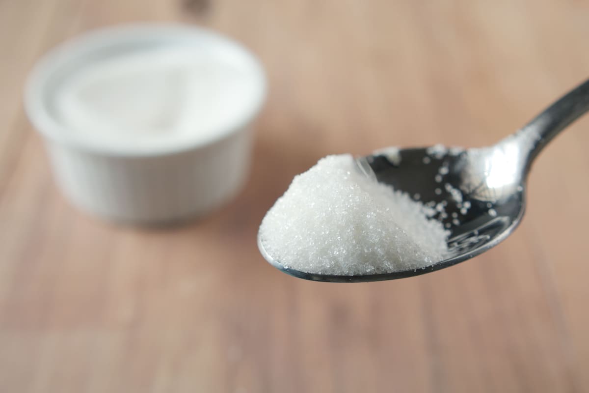 Con bicarbonato de sodio y una limpieza periódica, es posible disminuir el mal olor del bote de basura de la cocina durante más tiempo.
