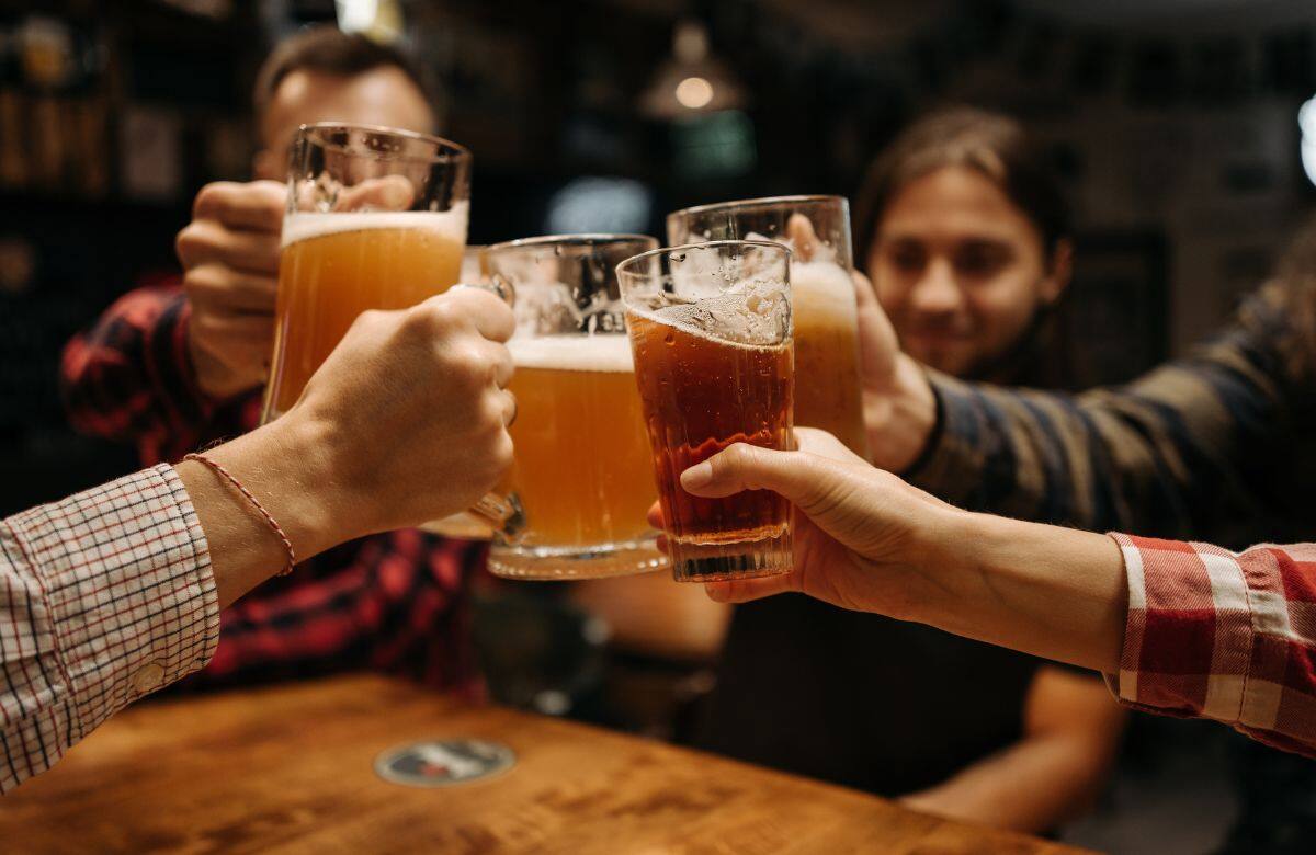 El consumo elevado de alcohol perjudica habilidades cerebrales relacionadas con la memoria y la concentración en estudiantes universitarios | Foto: Especial (canva)