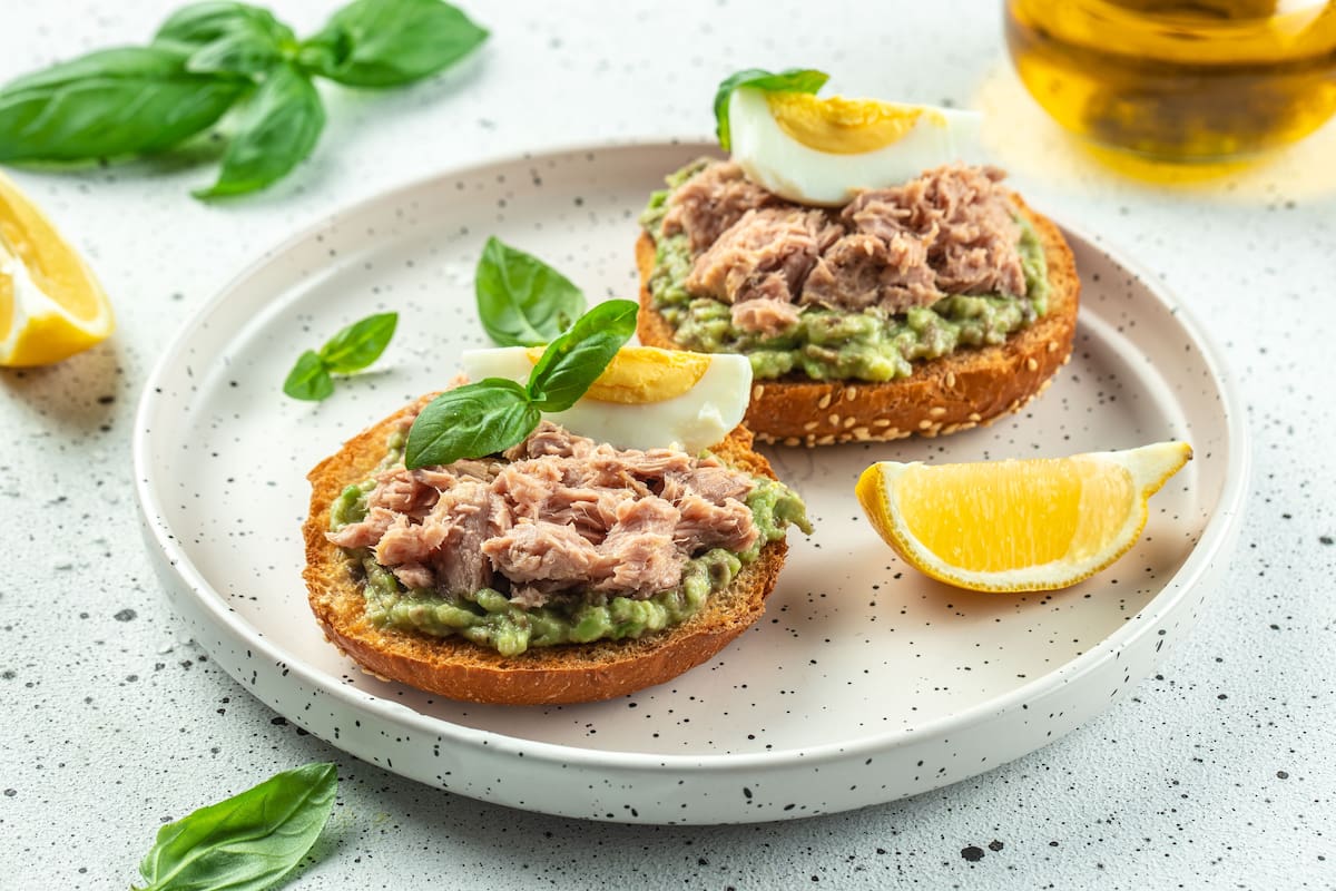 Comida con Omega-3: Sándwich de atún, huevo y aguacate (Ilustrativa de archivo)