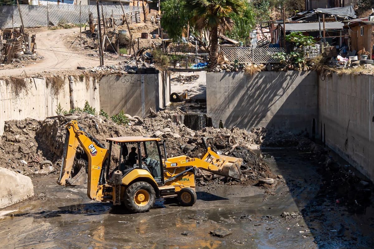 Esta semana se trabaja en el tanque desarenador Pasteje 2, mencionaron autoridades, ubicado en la colonia Anexa del Río, en la delegación Otay Centenario, con una capacidad de almacenamiento de 2 mil metros cúbicos y un avance de 20 por ciento de azolve. Foto: Cortesía