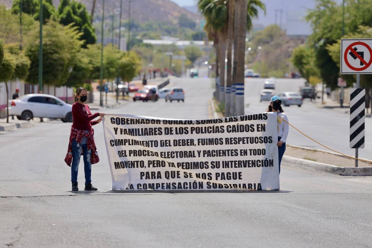 Colectivo Viudas de Policía de Sonora bloquean calles para exigir pago de indemnización que indica la Ley de Víctimas