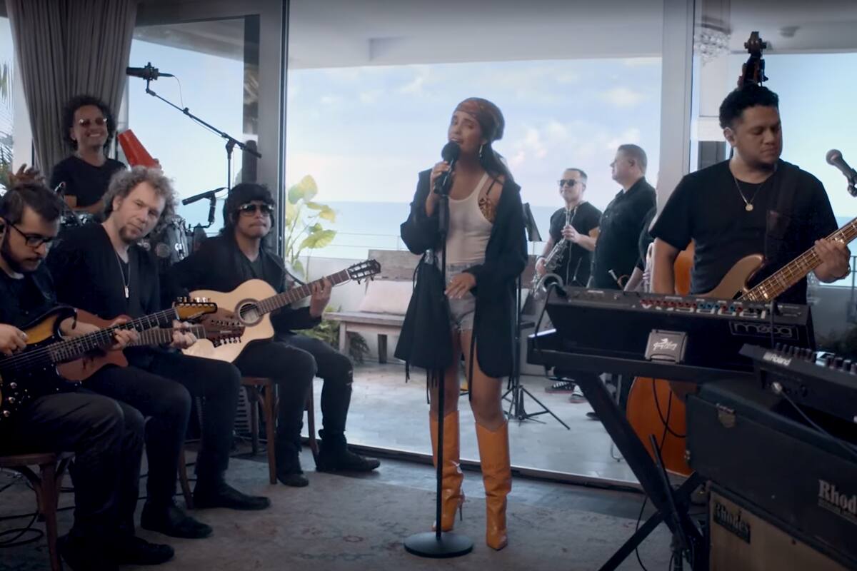 Camila Cabello estrena “La buena vida” al ritmo del Mariachi en Tiny Desk Concert