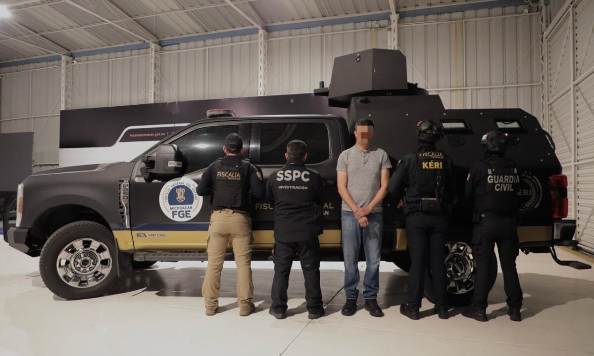 La investigación por un presunto fraude a una aseguradora derivó en la detención de cinco personas, señaladas por supuestamente alterar documentos para simular la muerte de una persona y obtener el pago de una póliza millonaria. (FGE)