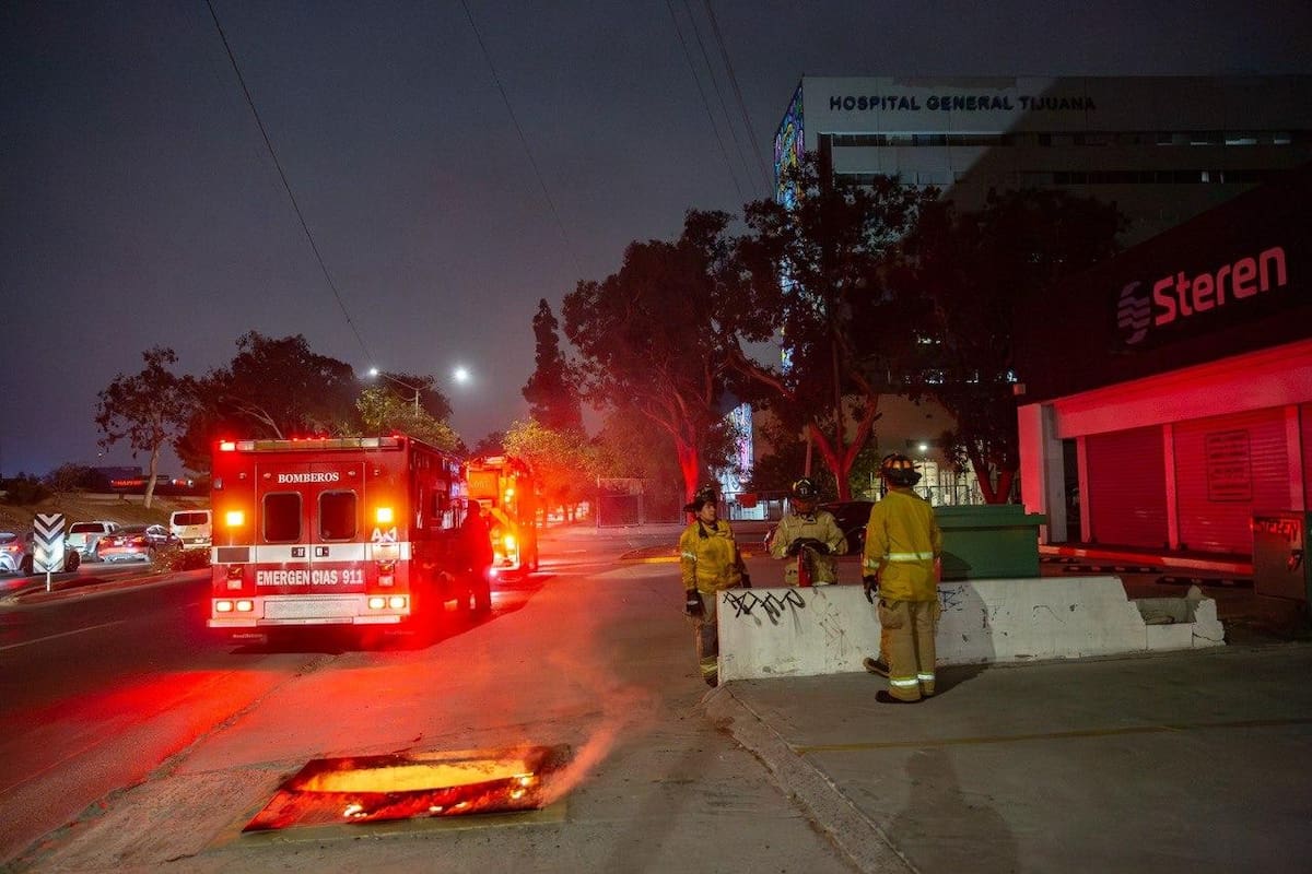 El fuego se registró en un registro subterráneo de media tensión sobre la Vía Rápida Oriente; no hubo personas detenidas. Foto: Border Zoom