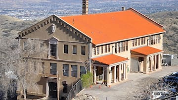 Sala de libros antiguos en Jerome: historia y cultura en la biblioteca del pueblo de Arizona