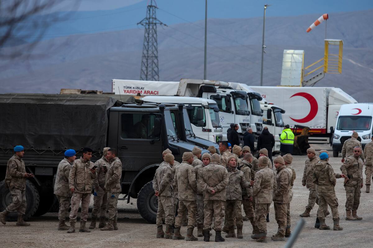 Personal militar, en la entrada a la mina de oro Copler cerca de Ilic, en el este de Turquía, el 14 de febrero de 2024. (Ugur Yildirim/Dia images vía AP)