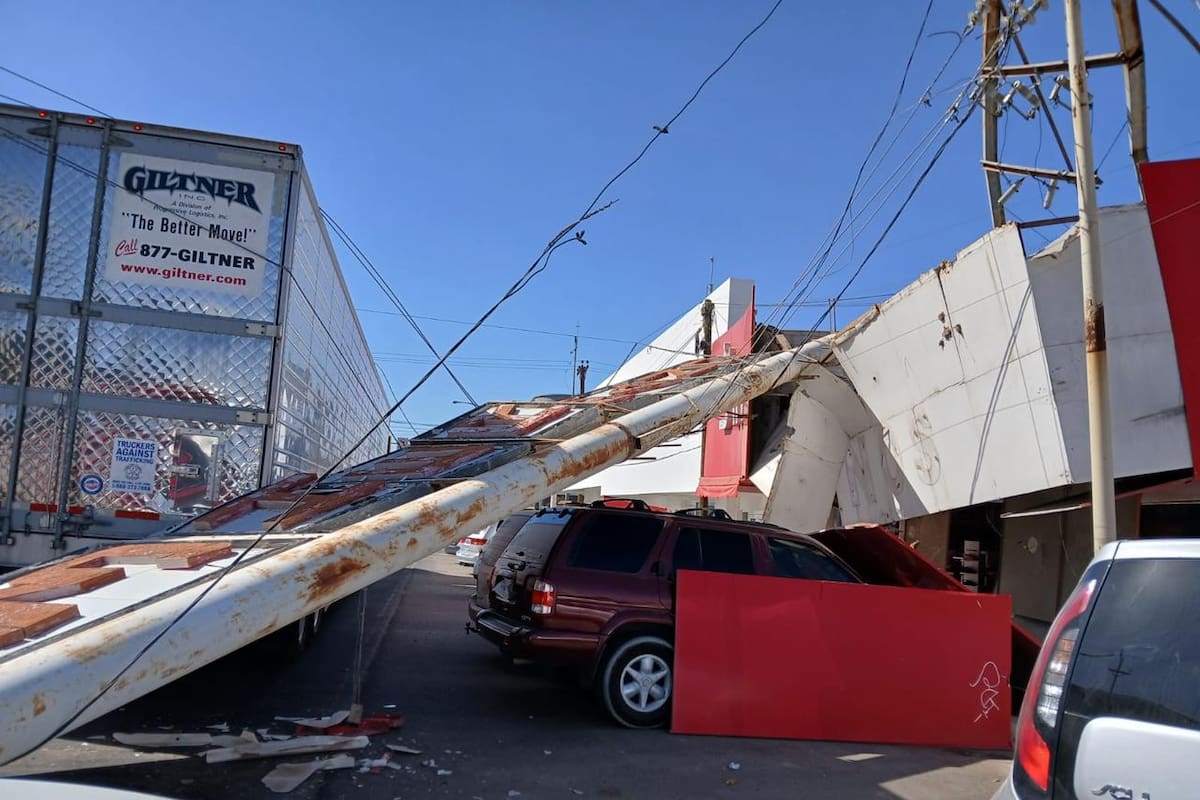 Cae espectacular sobre vehículos y causa caos vial en San Luis Río Colorado