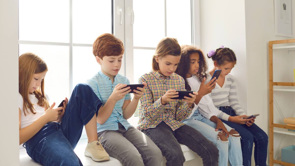 El uso excesivo de dispositivos puede causar problemas de visión que se confunden con TDAH, además de aumentar la miopía y dificultar la interacción social/Foto: Canva