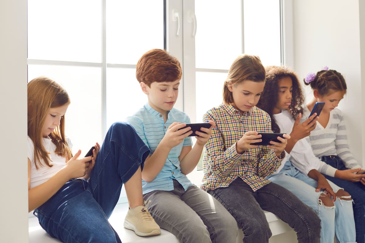 Advertencia sobre el uso excesivo de pantallas en niños: podría estar afectando su salud visual y mental