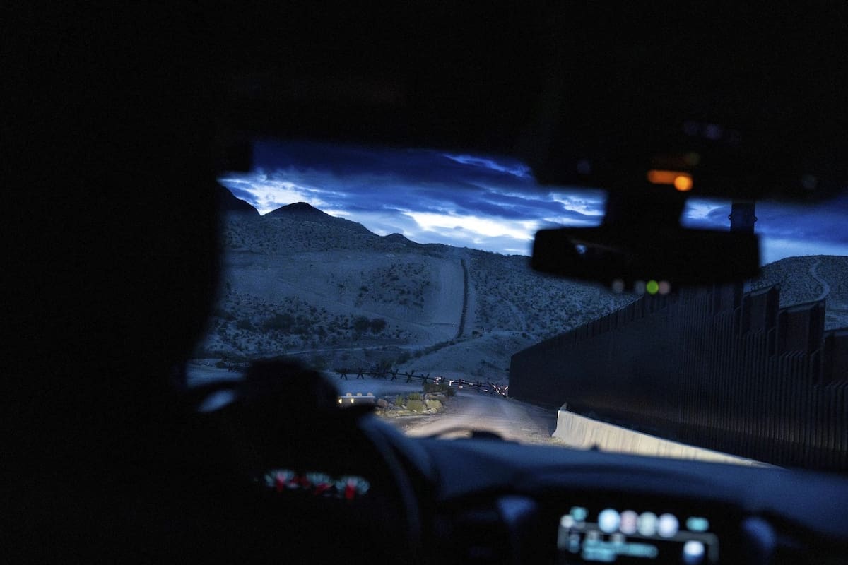 Una vista desde el interior de un vehículo de la Patrulla Fronteriza de Estados Unidos muestra la valla fronteriza entre Estados Unidos y México al amanecer en Sunland Park, Nuevo México, el miércoles 23 de julio de 2025. (Foto AP/Jae C. Hong)