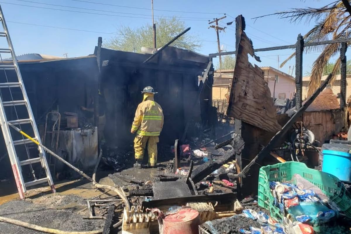 Consume incendio vivienda en Colonias Nuevas