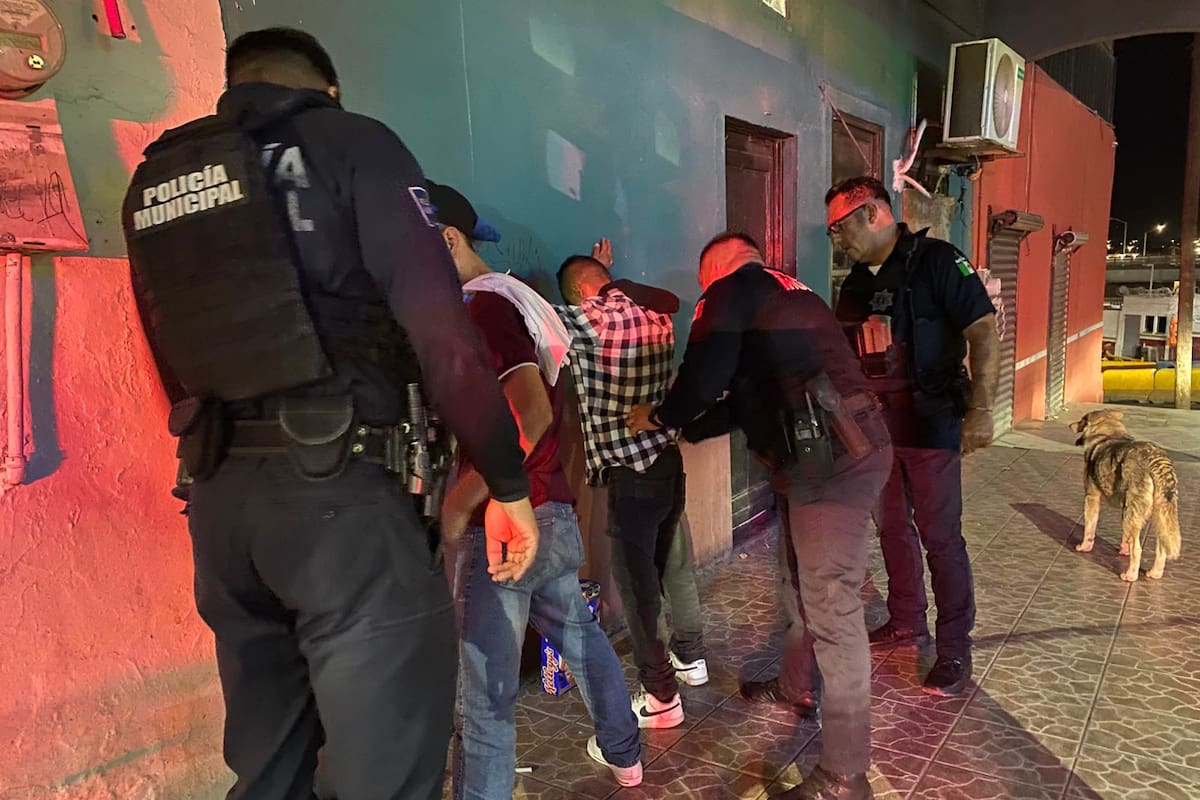 Detienen a dos “viene viene” que cuidaban vehículos en zonas de antros