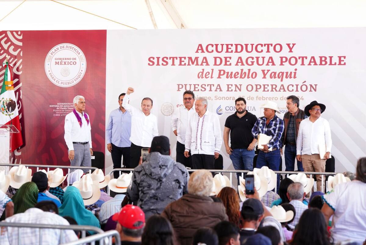 El gobernador de Sonora, Alfonso Durazo, junto al presidente López Obrador, pusieron en operación el
acueducto y Sistema de Agua
Potable del Pueblo Yaqui. FOTO: ESPECIAL