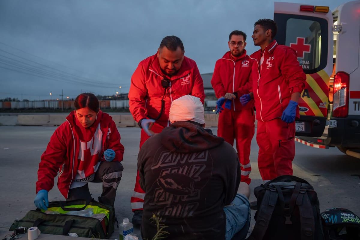 Un ciclista de aproximadamente 65 años y un motociclista de 31 resultaron lesionados tras un accidente de tránsito ocurrido en la Vía Rápida Alamar. Foto: Border Zoom
