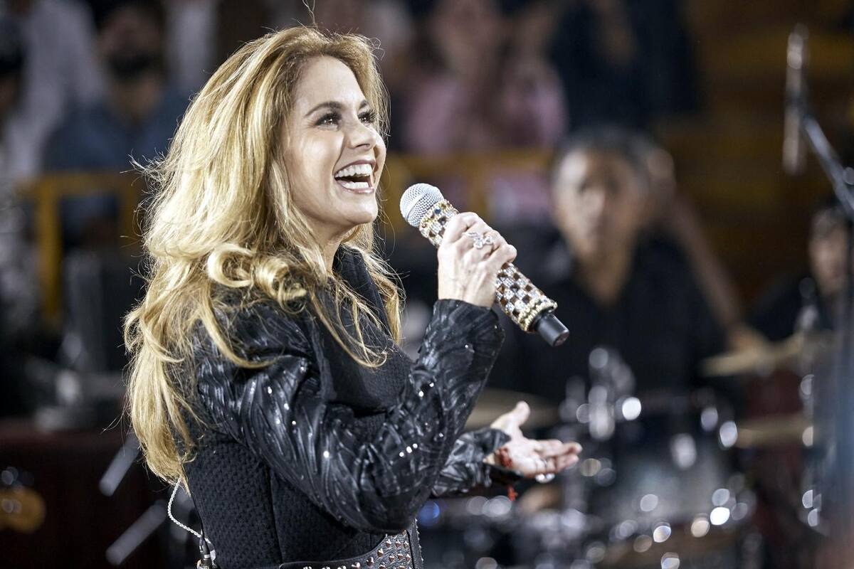 Lucero enseña pierna a sus 51 años