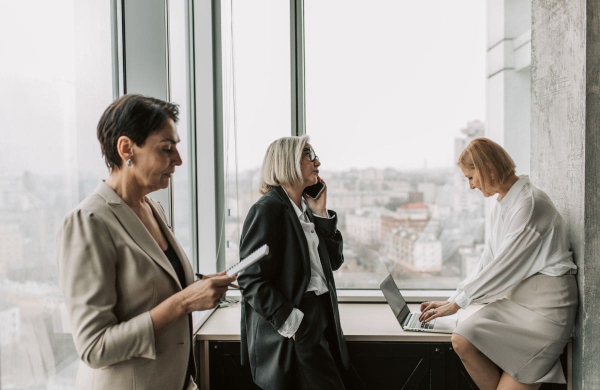 Nuevo análisis de sangre permitiría detectar hasta 25 años antes el riesgo de demencia en mujeres, un avance médico que busca anticipar diagnósticos y mejorar la prevención de enfermedades neurodegenerativas antes de la aparición de síntomas | Foto: Especial (canva)