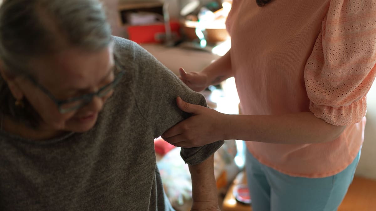 Kinkeeping: Cuando el trabajo invisible de cuidados y gestión emocional para mantener unidos los lazos familiares se convierte en una obligación impuesta a la hija soltera sin apoyo de sus hermanos