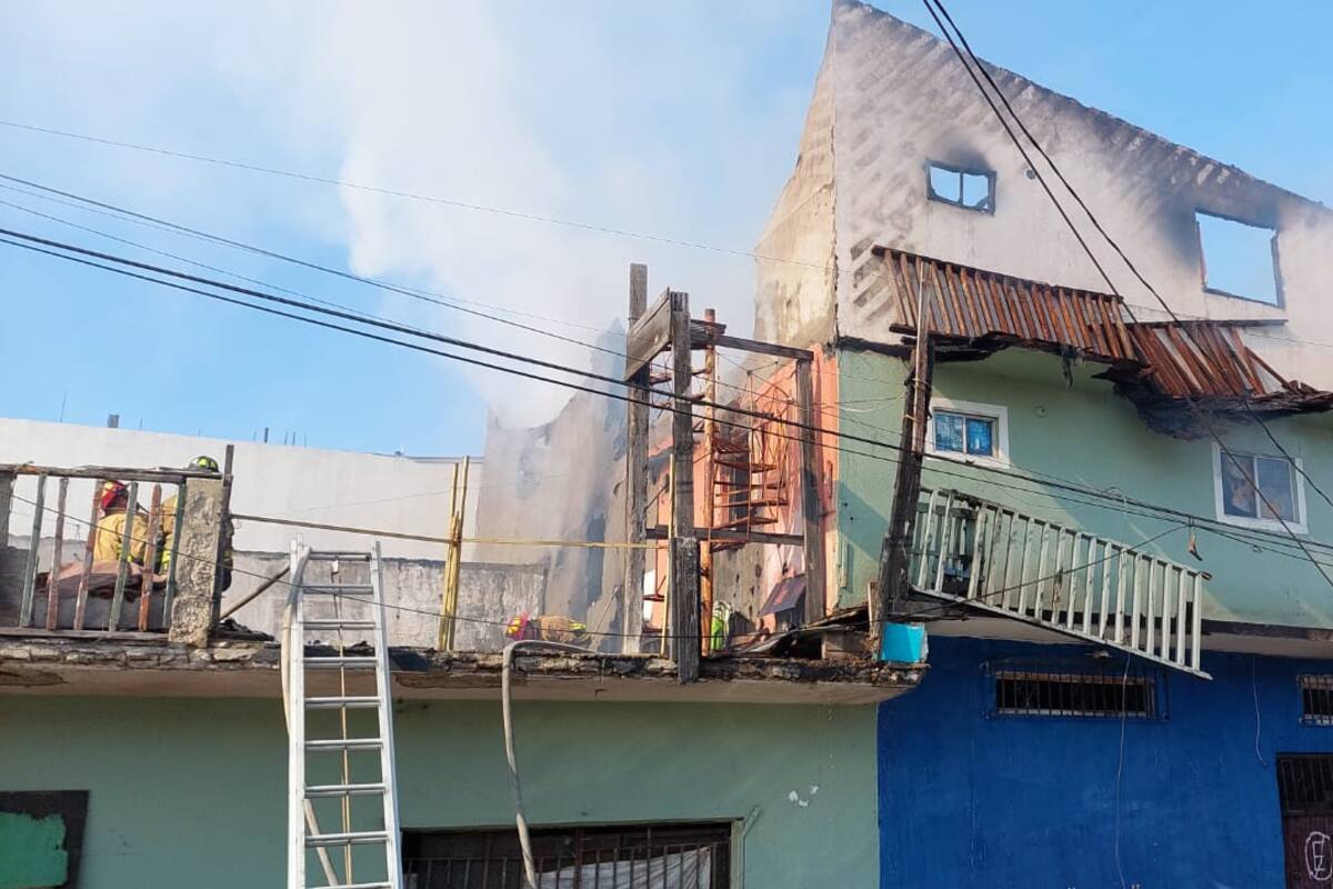 Incendio consume casa de tres niveles en Playas de Tijuana
