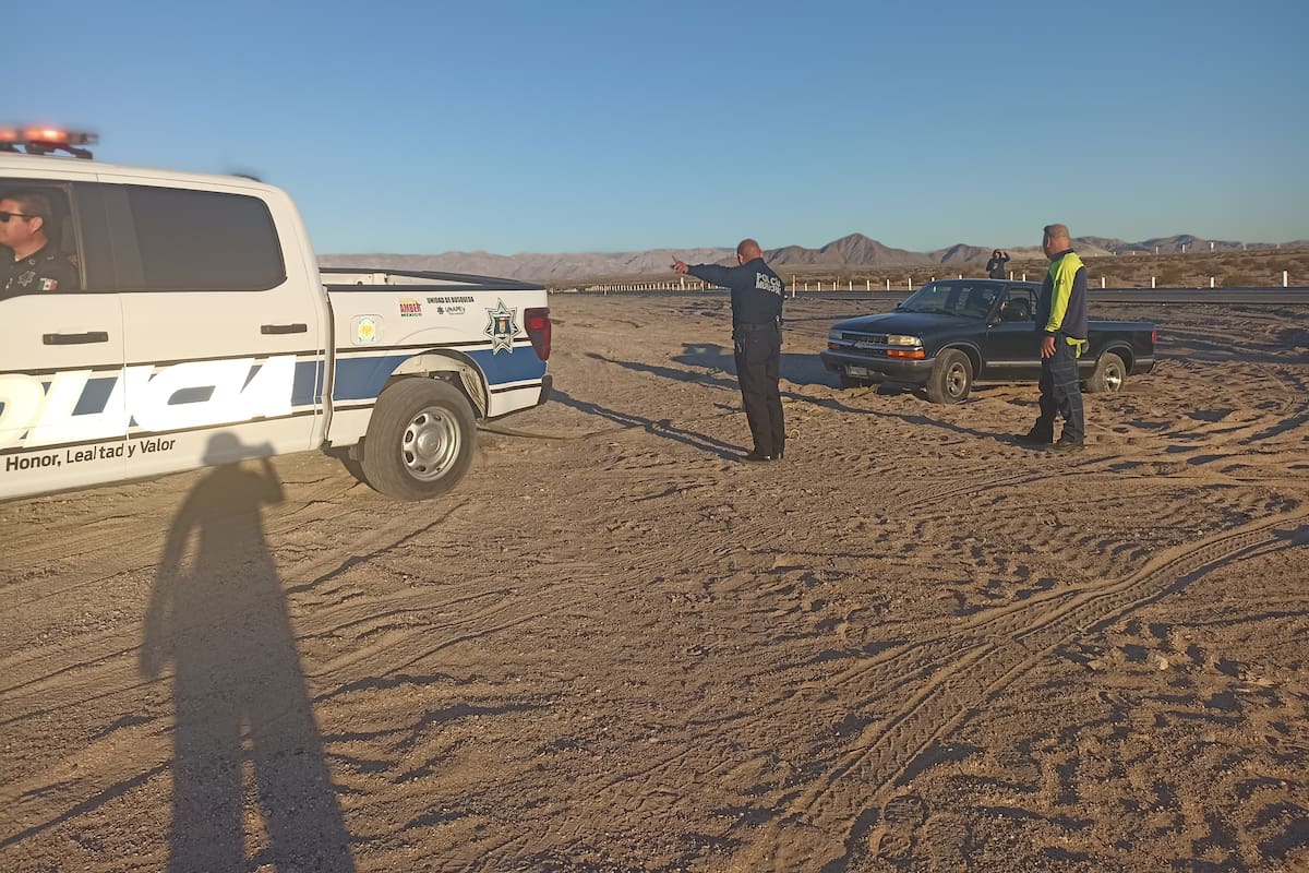 Policías ayudan a pareja varada en la carretera Mexicali-Tijuana