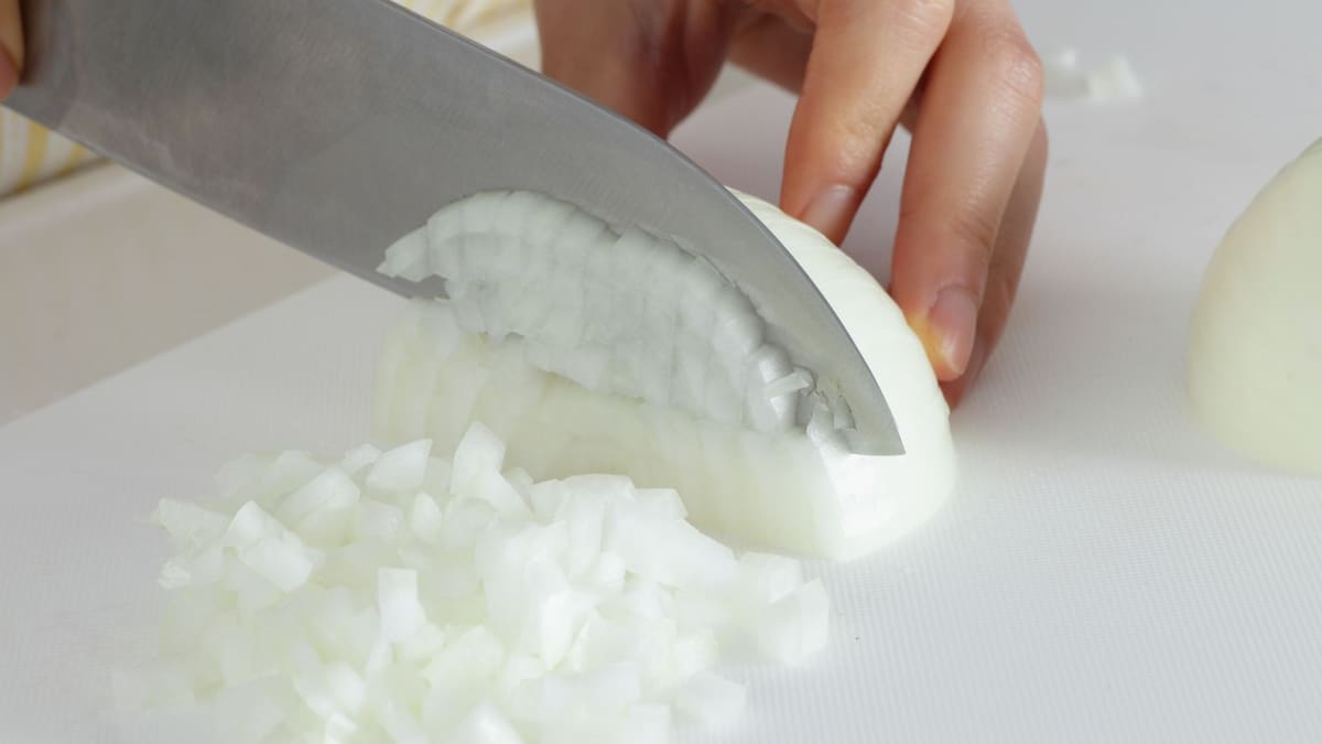 ¿Hay que lavar la cebolla antes de cortarla?