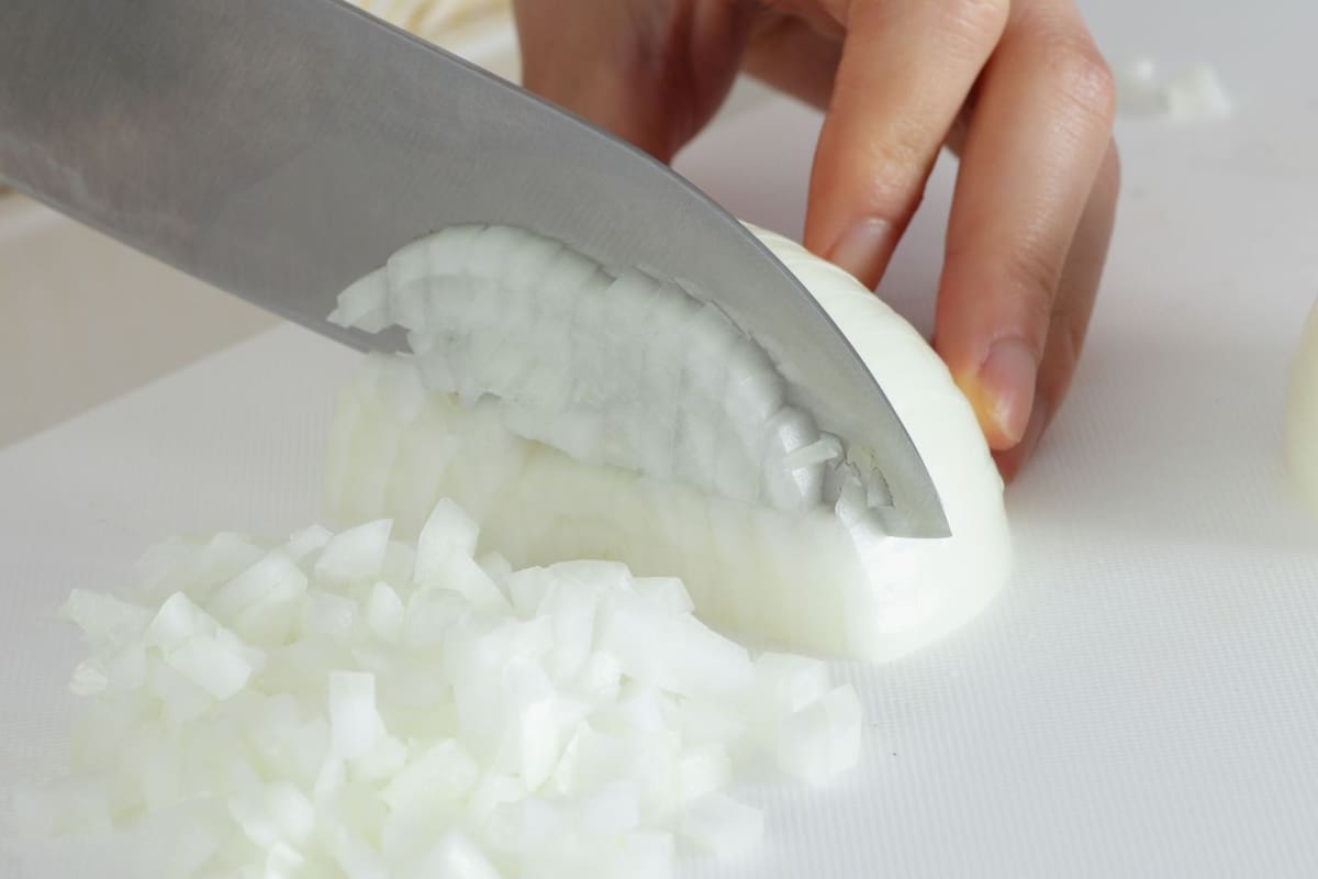 ¿Cebolla demasiado fuerte? Descubre 3 secretos con agua y sal para quitar el mal sabor