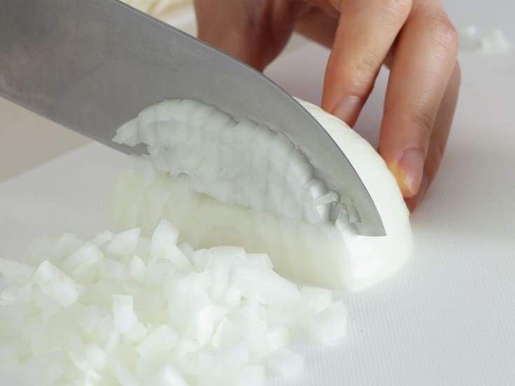 ¿Cebolla demasiado fuerte? Descubre 3 secretos con agua y sal para quitar el mal sabor