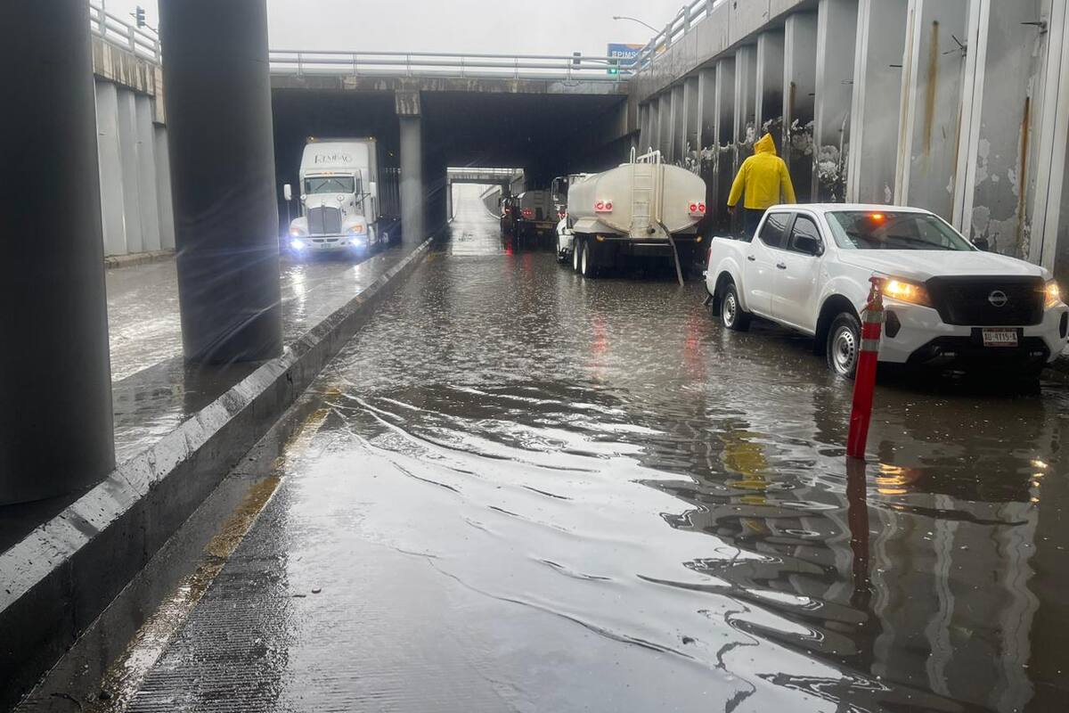 Cierran vialidades tras fuertes lluvias en la ciudad