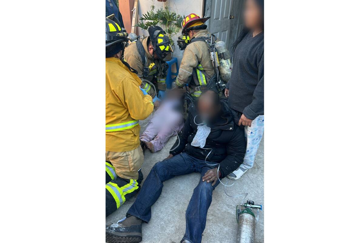 Incendio en vivienda deja dos adultos mayores lesionados por intoxicación