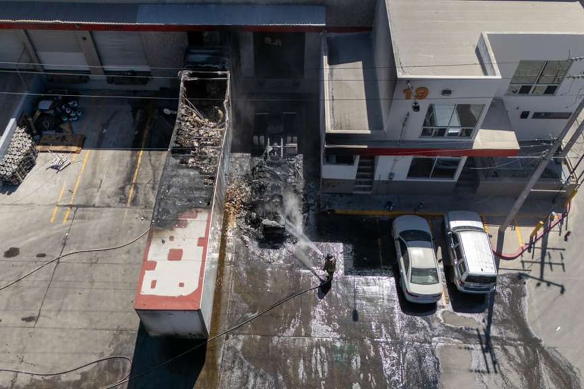 Incendio consume tráiler en el parque industrial la Campiña