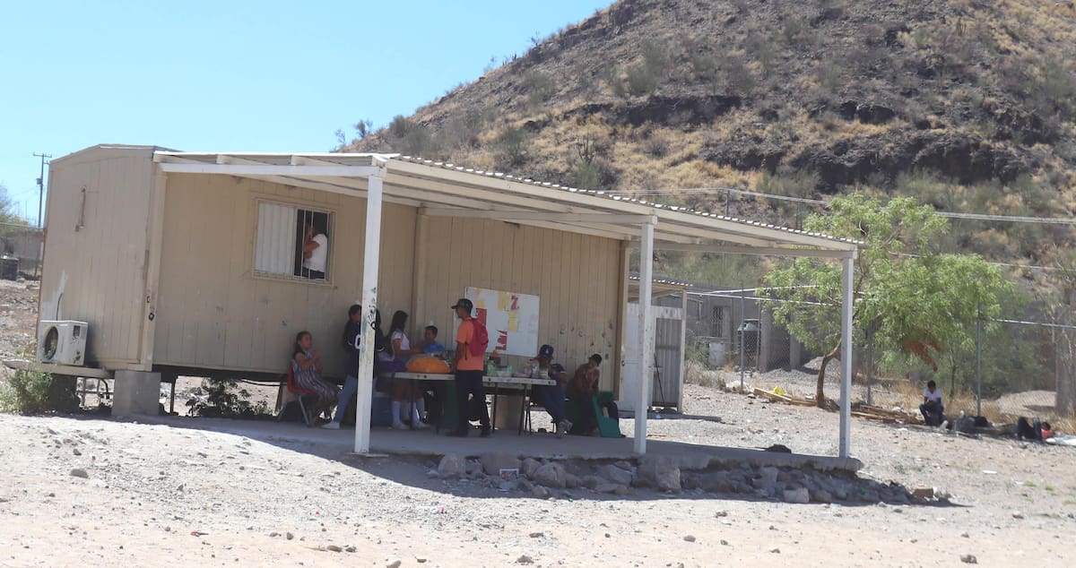 Las madres de familia piden a las autoridades educativas apoyar a la escuela.
