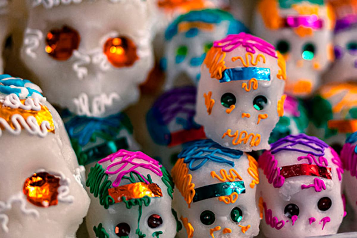¿Qué es el alfeñique? El arte dulce que adorna las ofrendas del Día de Muertos en México