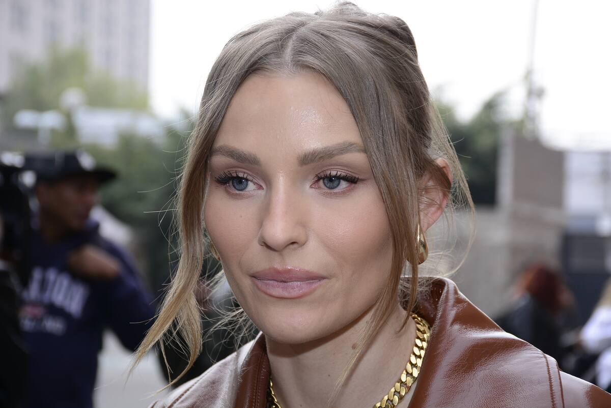 Irina Baeva se mostró incómoda con la prensa.