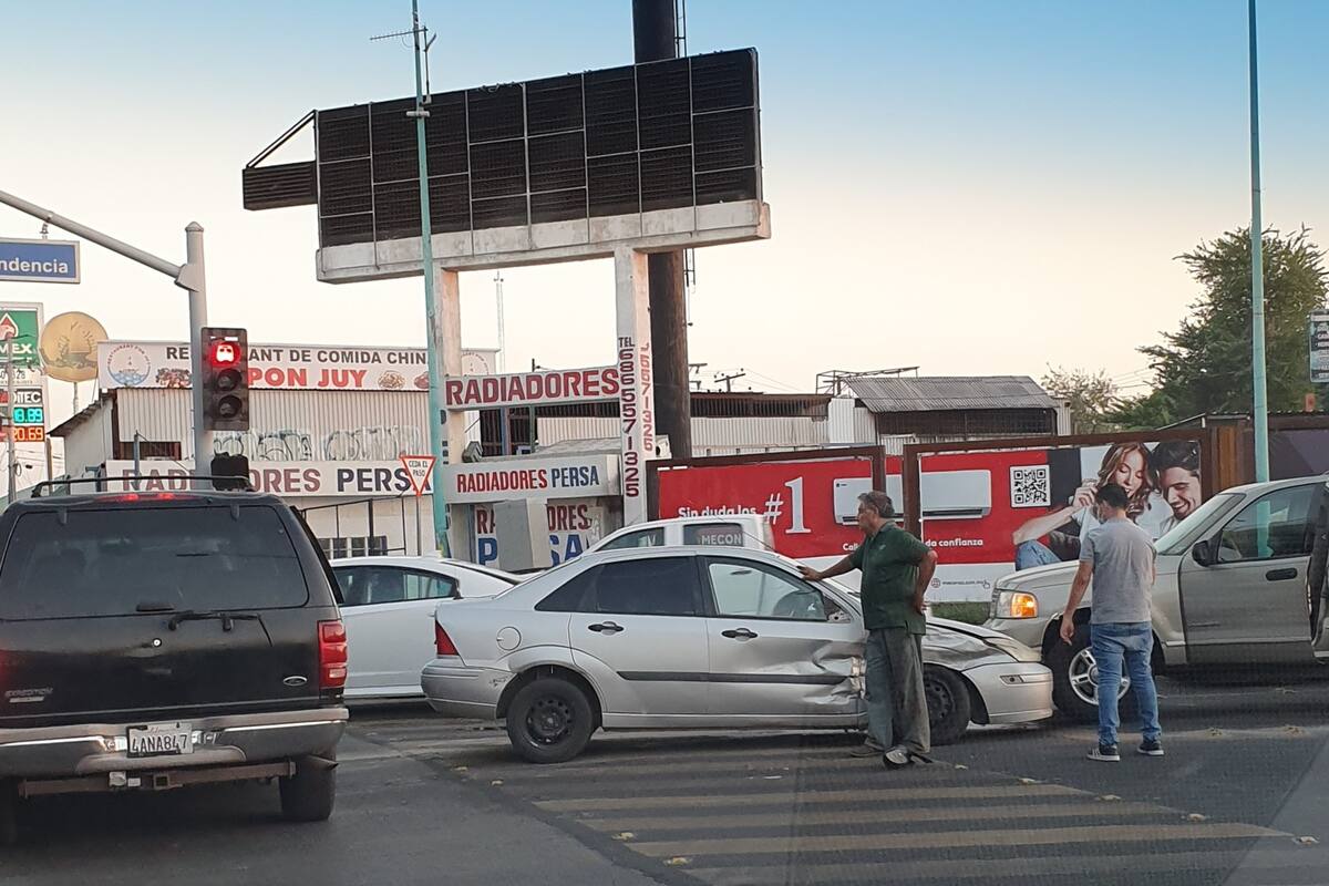 Automovilistas quedan "embotellados" por accidente de tránsito en Centro Cívico